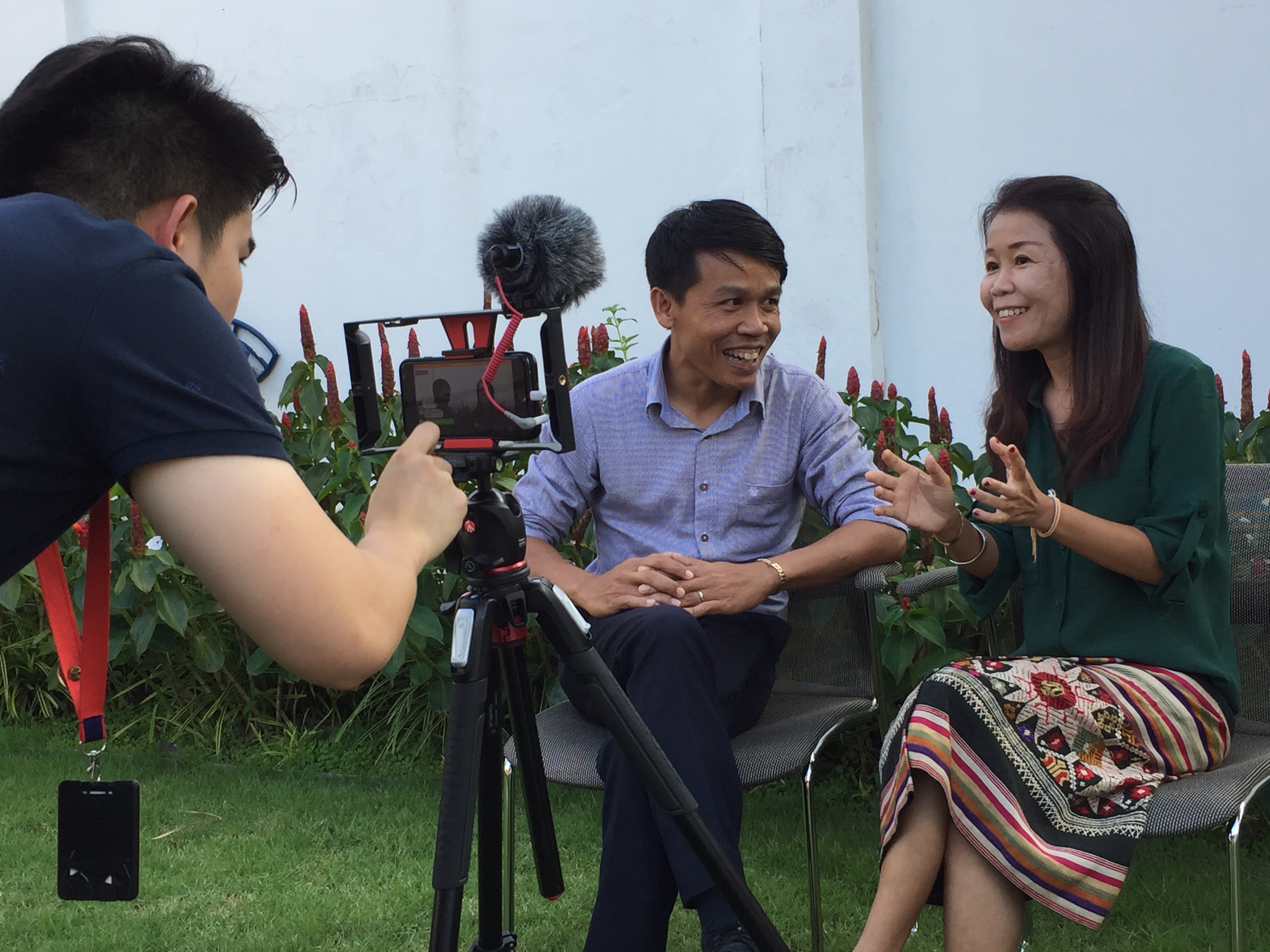 Keoxomphou Sakdavong begins her FB Live chat with U.S. embassy staff Phonesavanh Sangsomboun at American Centre Vientiane